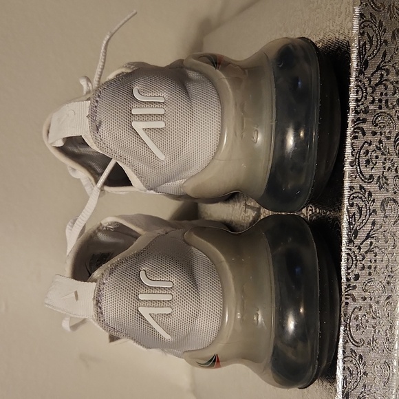 Nike Women's Air Max 270 White and Gray Shoes Size 5.5 - Picture 2 of 8